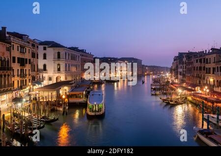 Venedig - Italien , Mai 2020 Panoramablick auf den Grand Canal von der Rialtobrücke bei Sonnenuntergang.(Ponte di Rialto) Stockfoto