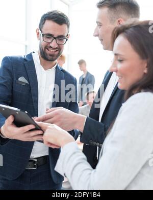 Nahaufnahme. Bild der Gruppe der Mitarbeiter am Arbeitsplatz Stockfoto