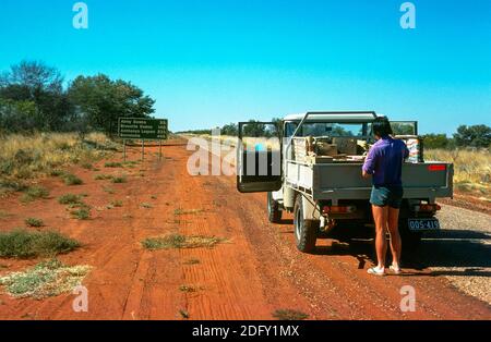 Ein Explorationsgeologe und sein Feldassistent verlassen 1975 den Barkly Highway, um in Richtung Norden in das entlegene Golfland, Northern Territory, Australien, zu fahren. Zwei Jahrzehnte später wurde die erstklassige Zink-Blei-Lagerstätte McArthur River in der Nähe von Borroloola von anderen Interessen kommerzialisiert. Stockfoto