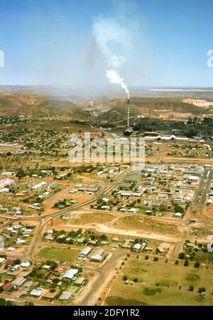 Luftaufnahme der Stadt und Bergwerkshütte am Mount Isa, West Queensland, Dezember 1975. Blei, Zink und Kupfer werden hier abgebaut und veredelt. Stockfoto