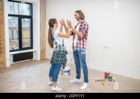 Junge Menschen haben Arbeit beendet und sich glücklich gefühlt Stockfoto