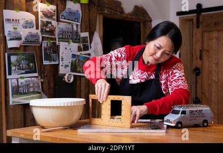 REDAKTIONELLE VERWENDUNG NUR für DIE Cake Designerin Michelle Wibowo beginnt mit dem Bau von Elementen eines 1,7 m langen Lebkuchenhauses und repliziert das McCallister House in Home Alone, das Disney+ anlässlich des 30-jährigen Jubiläums der Veröffentlichung von filmÕs in Auftrag gegeben hat. Stockfoto