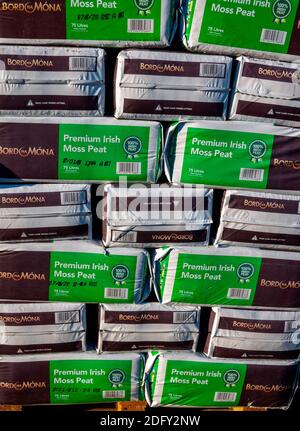 Ein Stapel von 75-Liter-Säcken Bord na Mona Premium Irish Moos Peat in einem Gartencenter Stockfoto