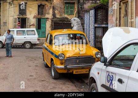 Bild eines gelben Taxi-Parkplatzes in den Straßen der Vintage Lane in Nord-Kalkutta, Indien am 2020. Oktober Stockfoto