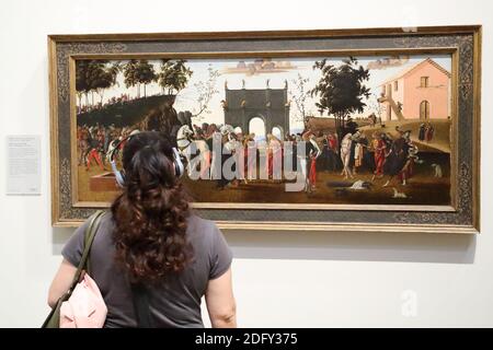 Eine junge Frau studiert ein Gemälde "die Geschichte von Griselda" an der National Gallery, London, Großbritannien Stockfoto