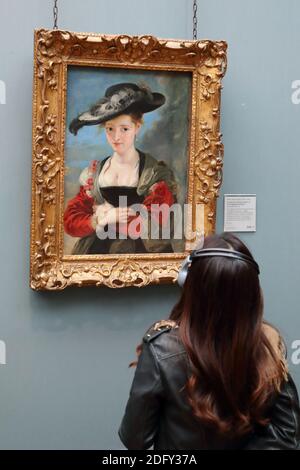 Eine junge Frau, die ein Porträt des flämischen Künstlers Peter Paul Rubens 'Le Chapeau de Paille' in der National Gallery, London studiert Stockfoto