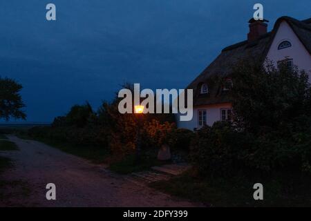 Amrum, Deutschland - Oktober 12 Reethaus an einem kleinen Pfad in der Dämmerung Stockfoto