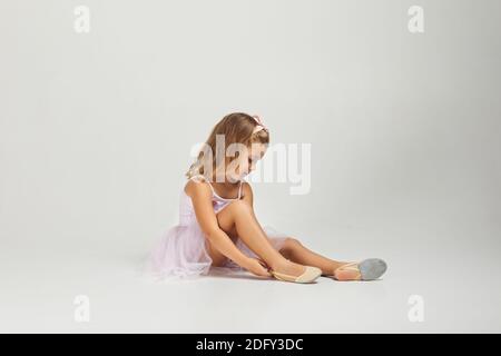 Kleines Mädchen träumt davon, eine Ballerina zu werden. Balletttänzerin in rosa Tutu Stockfoto