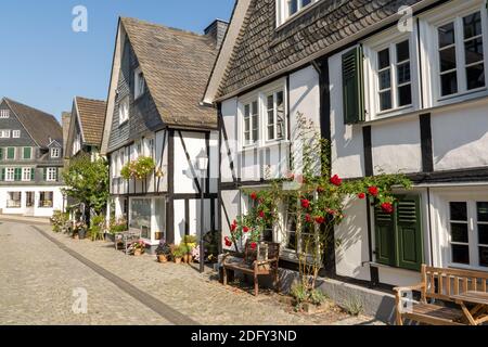 Freudenberg, 23. September 2020: Hauptstraße und Fachwerkhäuser Stockfoto