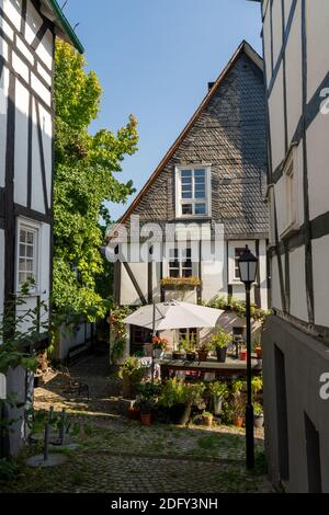 Freudenberg, 23. September 2020: Kleine Gasse zwischen Fachwerkhäusern Stockfoto