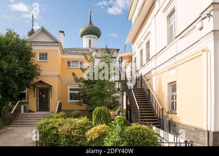 Jaroslawl, Russland - 14. August 2020: Im historischen Hof. Kirche der Geburt Christi, befindet sich im historischen Teil der Stadt Jarosl Stockfoto