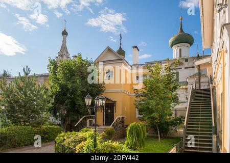 Jaroslawl, Russland - 14. August 2020: Im historischen Hof. Kirche der Geburt Christi, befindet sich im historischen Teil der Stadt Jarosl Stockfoto