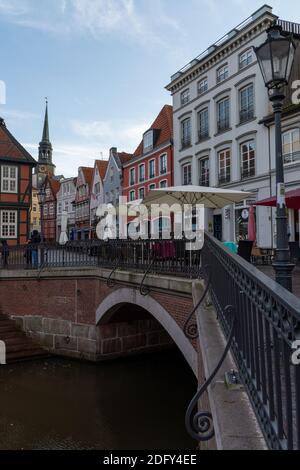 Stade, Deutschland - 18. Oktober 2020: Historische Altstadt von Stade und Restaurants Stockfoto