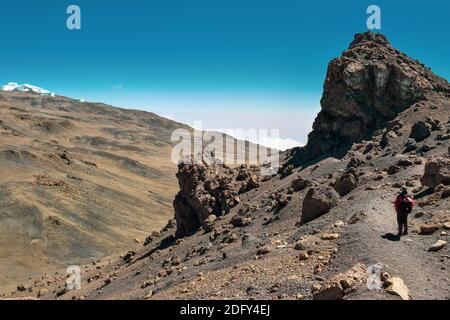 Rückansicht eines Wanderers am Mount Kilimanajro, Tansania Stockfoto