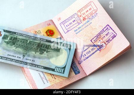 Fragment von vietnamesischen Visa-Aufkleber in einem Pass und Einwanderungsmarken im Pass. Stockfoto