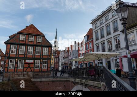 Stade, Deutschland - 18. Oktober 2020: Altstadt von Stade und Kirche im Hintergrund Stockfoto