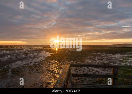 Sonnenaufgang über dem wattenmeer in Amrum, Deutschland Stockfoto