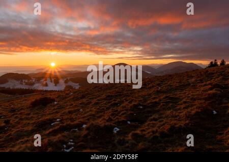 Sonnenuntergang in den Bergen, Sommeralm, Österreich Stockfoto