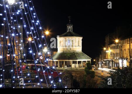 Weihnachtsbeleuchtung und der Buttermarkt (Marktkreuz) in Barnard Castle, County Durham, Großbritannien Stockfoto