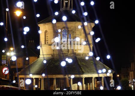 Weihnachtsbeleuchtung und der Buttermarkt (Marktkreuz) in Barnard Castle, County Durham, Großbritannien Stockfoto