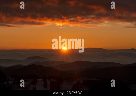 Sonnenuntergang über den Wolken in den Bergen, Sommeralm, Österreich Stockfoto