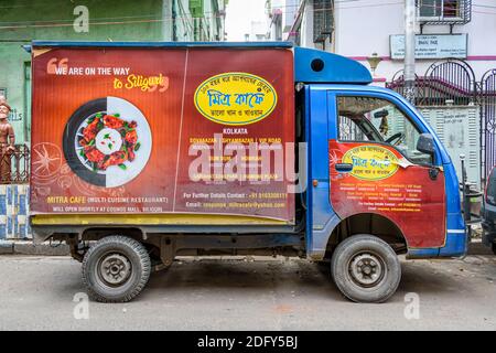 Bild von einem leichten Güterwagen Nutzfahrzeug Parken an Vintage Lane Straßen in Nord Kolkata, Indien am 2020. Oktober Stockfoto