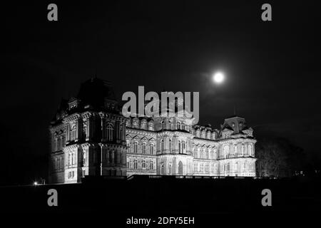 Mondschein über dem Bowes Museum, Barnard Castle, County Durham, Großbritannien Stockfoto