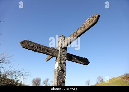 Flechten, bedeckter Tynehead-Fußweg Schild auf dem South Tyne Trail gegen einen blauen Himmel, Ashgill, Garrigill, Cumbria, UK Stockfoto