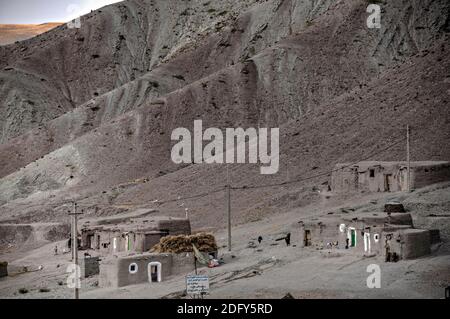 Lehmhäuser in kleinen Dorf, farbige Berge in der Straße von Tabriz nach Zanjan, Ost-Aserbaidschan, Iran Stockfoto