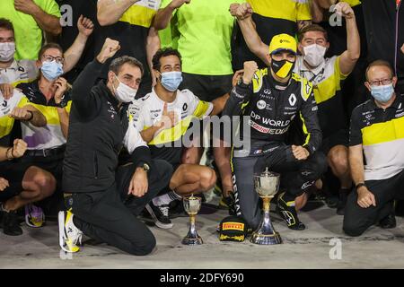 Sakhir, Bahrain. Dezember 2020. ABITEBOUL Cyril (fr), Geschäftsführer des Renault F1 Teams, RICCIARDO Daniel (aus), Renault F1 Team RS20, feiert das erste Podium von OCON Esteban (Fra), Renault F1 Team RS20, Portrait, Zweiter beim Formel 1 Rolex Sakhir Grand Prix 2020, vom 4. Bis 6. Dezember, 2020 auf dem Bahrain International Circuit, in Sakhir, Bahrain - Foto DPPI / LM Quelle: Paola Benini/Alamy Live News Stockfoto