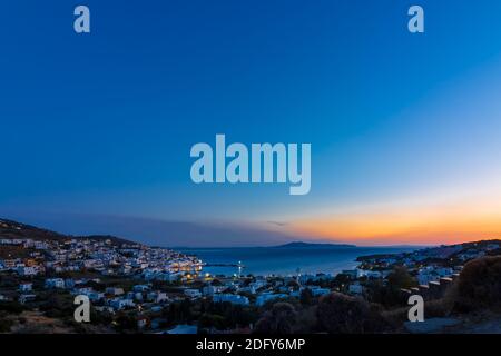 Sonnenuntergang und blaue Stunde über der Bucht des Resorts Von Batsi auf der griechischen kykladischen Insel Andros Stockfoto