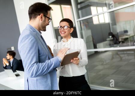 Business-Leute, die Spaß und plaudern am Arbeitsplatz Büro Stockfoto