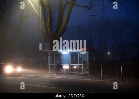 Turnpike Lane, London, Großbritannien. Dezember 2020. UK Wetter: Nebliger Morgen im Norden Londons. Kredit: Matthew Chattle/Alamy Live Nachrichten Stockfoto