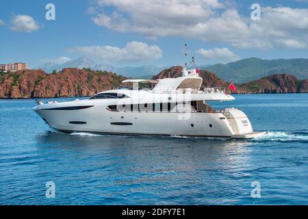 Marmaris, Türkei, 28. November 2020: Weiße Yacht im Meer vor dem Hintergrund von Insel und Bergen. Seascape mit Vergnügungsyacht Stockfoto