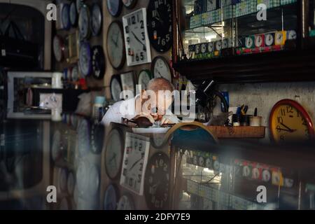 Kuala Lumpur, Malaysia. Dezember 2020. Wai Wah, eine Uhrenwerkstatt, arbeitet in der Uhrenwerkstatt Yoke Chong in Klang im Bundesstaat Selangor, Malaysia, 5. Dezember 2020. Wai Wah, 84, repariert seit Mitte der 1950er Jahre Uhren und Uhren. Er ist heute der einzige Uhrenhändler, der noch im Alter von über 80ern in einem der vier Uhrengeschäfte im alten Klang arbeitet. Quelle: Zhu Wei/Xinhua/Alamy Live News Stockfoto