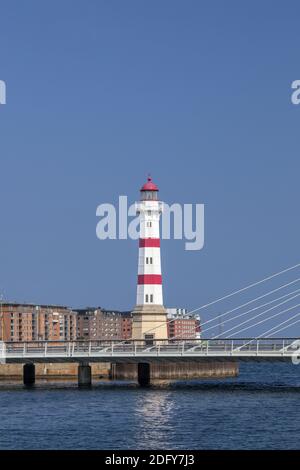 Geographie / Reisen, Schweden, Konserve / Scania, Malmö, Leuchtturm Malmö am Binnenhafen mit UN-Brücke, Additional-Rights-Clearance-Info-not-available Stockfoto