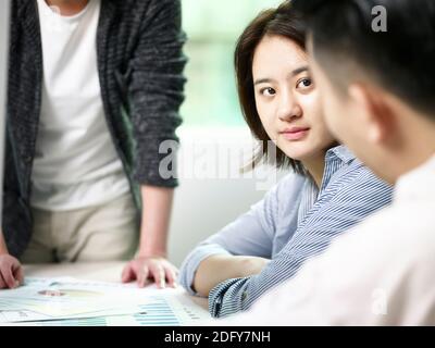 Team von asiatischen Unternehmensleitern diskutieren Geschäft im Büro Stockfoto