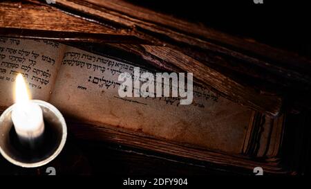 Alte jüdische Bücher auf der offenen Seite Machzors mit jüdischen Gebet L'Shana Haba'ah B'Yerushalayim, was übersetzt als nächstes Jahr in Jerusalem Stockfoto