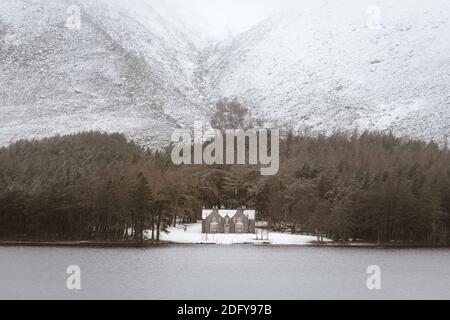 Winterliche Glas Allt Shiel Lodge am Ufer des Loch Muick in Schottland Stockfoto