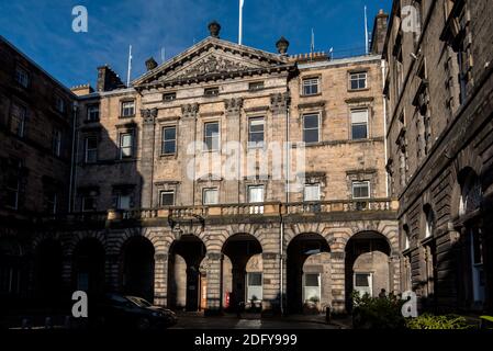 Die Fassade von Edinburgh City Chambers an der Royal Mile, Edinburgh, Schottland, Großbritannien. Stockfoto