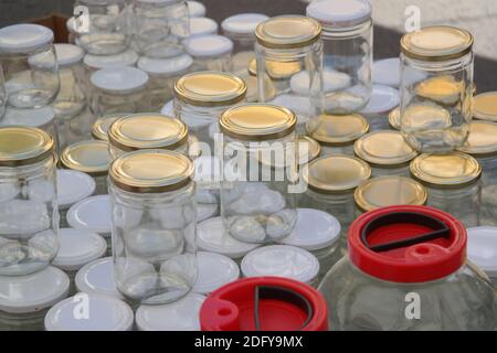 Glas und bunte Glasdeckel, Abdeckungen Stockfoto