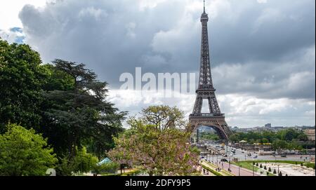 Blick auf den Eiffelturm vom Trocadero Park an einem bewölkten Frühlingstag. Dunkle Wolken sind über dem Turm. Stockfoto