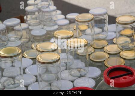 Glas und bunte Glasdeckel, Abdeckungen Stockfoto