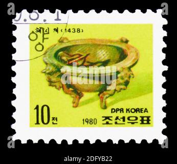 MOSKAU, RUSSLAND - 16. SEPTEMBER 2020: Briefmarke gedruckt in Korea Nord zeigt Sonnenuhr, Landwirtschaft und Tiere Serie, um 1980 Stockfoto