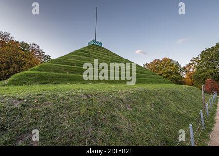 Landpyramide im Branitz Park im Oktober Stockfoto