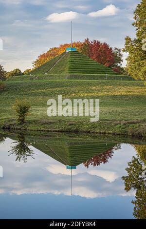 Pyramide im Park Branitz im Herbst spiegelt sich im Wasser Stockfoto