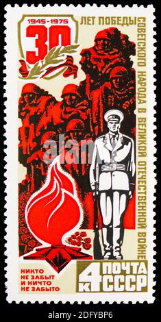 MOSKAU, RUSSLAND - 28. AUGUST 2020: Briefmarke gedruckt in der UdSSR zeigt Niemand ist vergessen, nichts ist vergessen, 30. Jahrestag des Sieges in zweiter Stockfoto