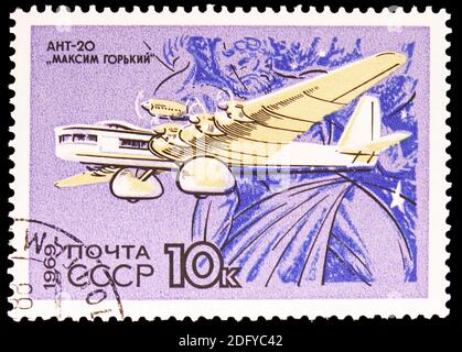 MOSKAU, RUSSLAND - 28. AUGUST 2020: Briefmarke gedruckt in der UdSSR (Russland) zeigt ANT-20 'Maksim Gorki'; Atalanta, Entwicklung der sowjetischen Zivilluftfahrt Stockfoto