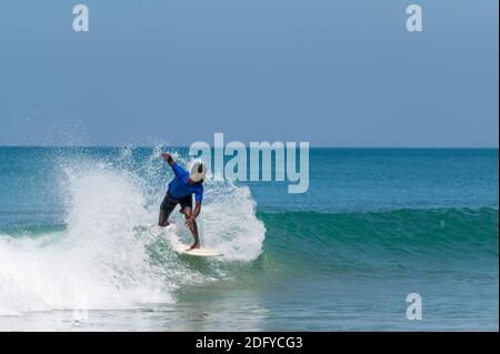 VARKALA, INDIEN - Mär 14, 2020: Ein indischer Male Surfing an der Westküste von Indien in Ker Stockfoto