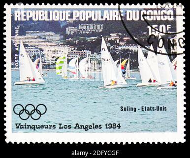 MOSKAU, RUSSLAND - 28. AUGUST 2020: Briefmarke gedruckt im Kongo zeigt Olympia Los Angeles '84, USA, Soling, Windsurfing Serie, um 1984 Stockfoto